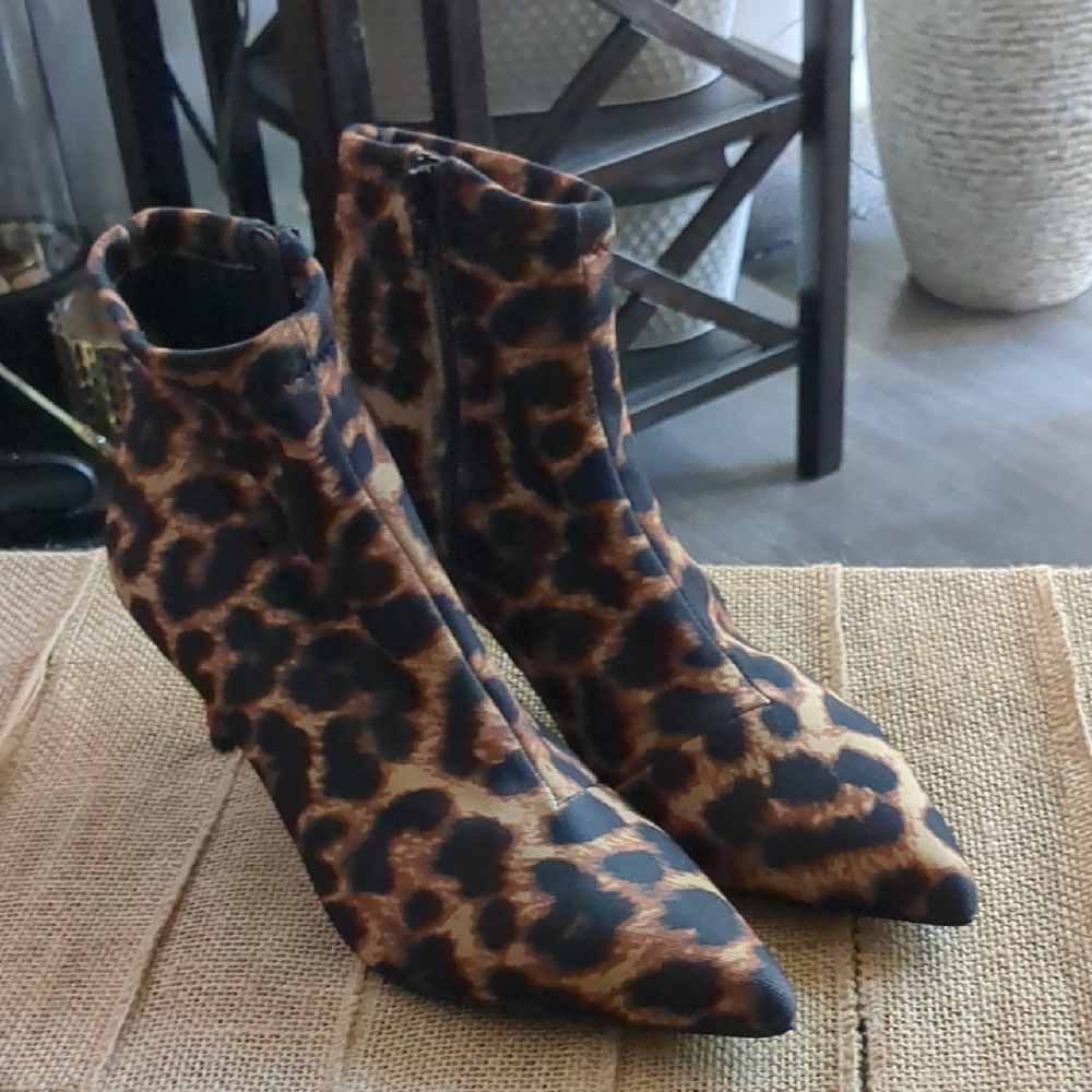 💋Crazy Work!! Betsey Johnson Leopard Ankle Boots with Red Kitten 👠 Heel.